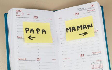 Agenda séparé en deux par les titres maman et papa, représentant la garde partagée