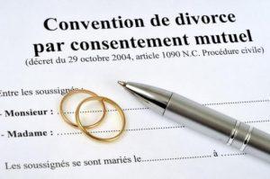 Une convention de divorce par consentement mutuel accompagné de deux alliances